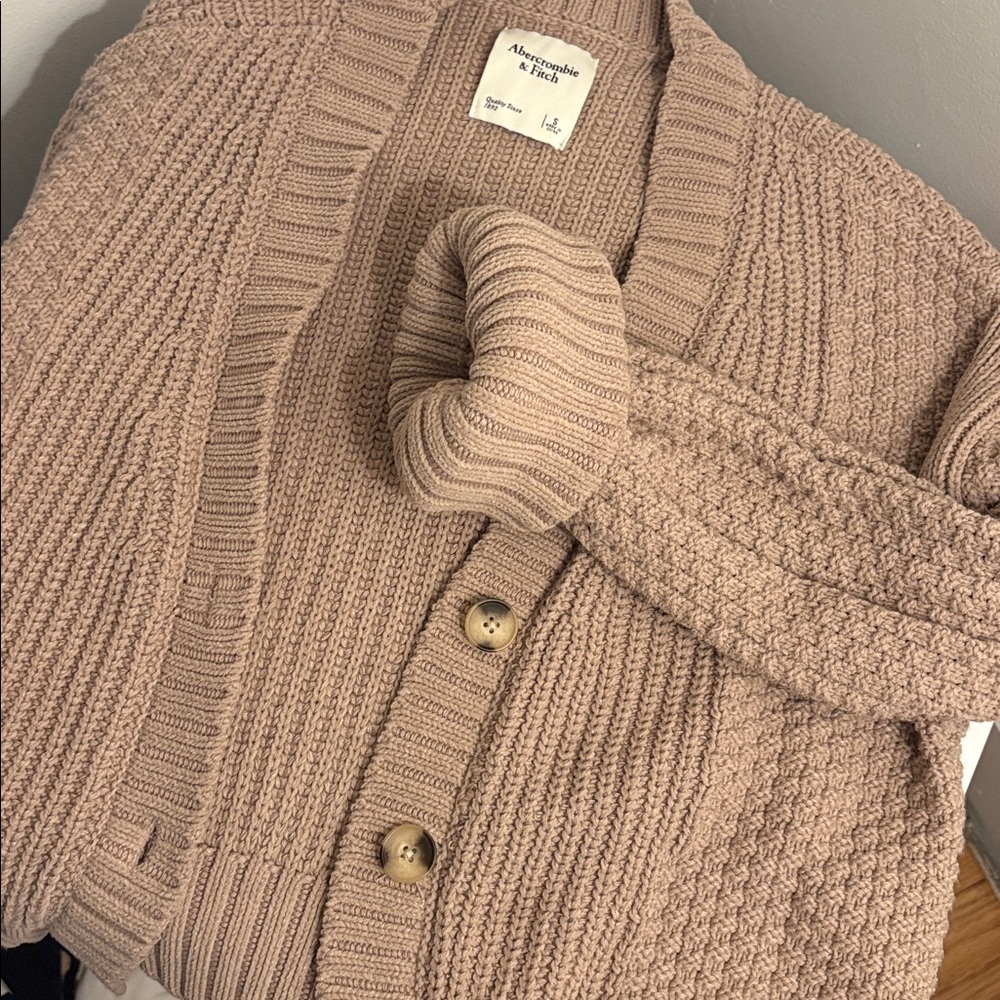 A&F CABLE KNIT BUTTON UP CARDIGAN